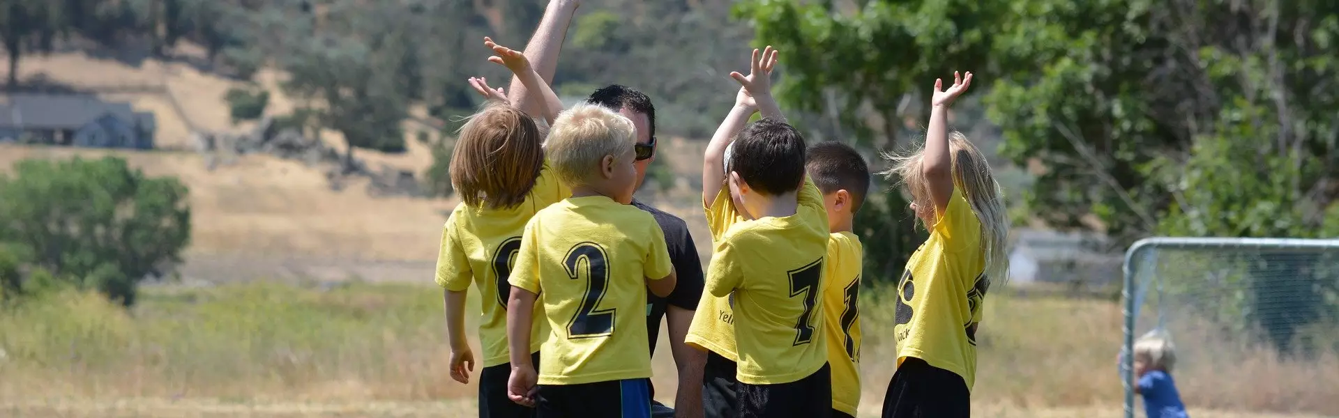 Kinder spielen im Team - Aufholen nach Corona