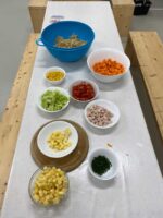 Zutaten für einen bunten Nudelsalat
