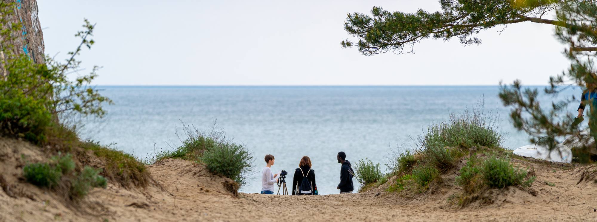 Menschen halten sich am Strand auf - in Kommunen lernen - Stiftung Bildung