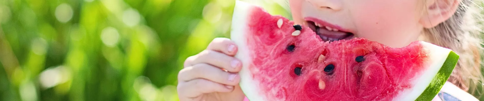 Ein Kind beisst in eine Melone - Offener Brief - Werbeschranken für Ungesundes