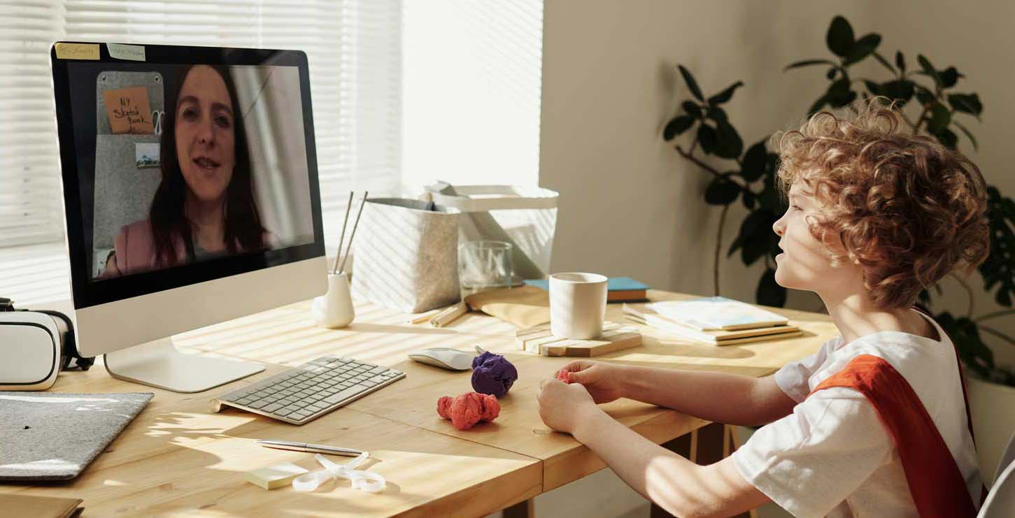 Homeschooling Kinder vor dem Schirm