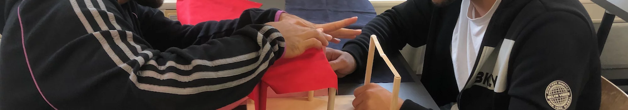 Kinder beim Bauen - Projekt Pop-up Architektur Slide