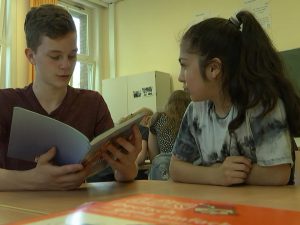 Patenschft für Kinder Joel und Roya lesen zusammen