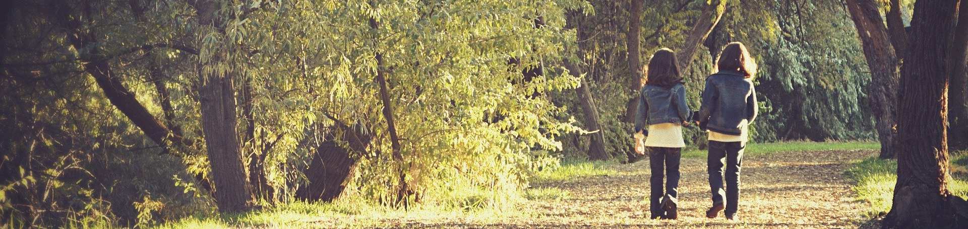 Zwei Kinder gehen im Wald spazieren - Erinnern, wie unsere Erfahrungen uns stärken