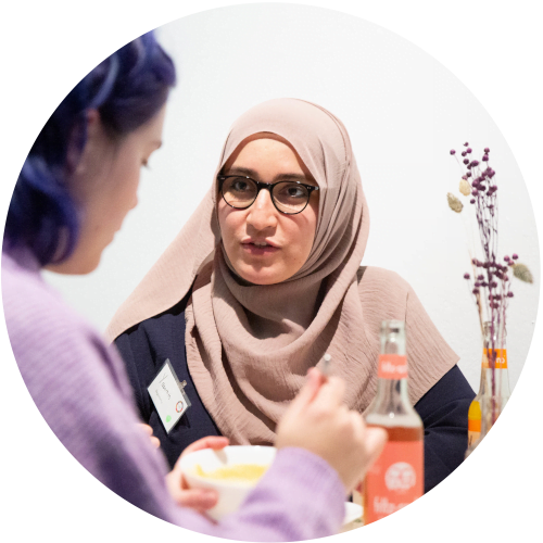 youClub2030_rund01 Zwei Frauen im Gespräch - Stimmungsbild für youclub2030