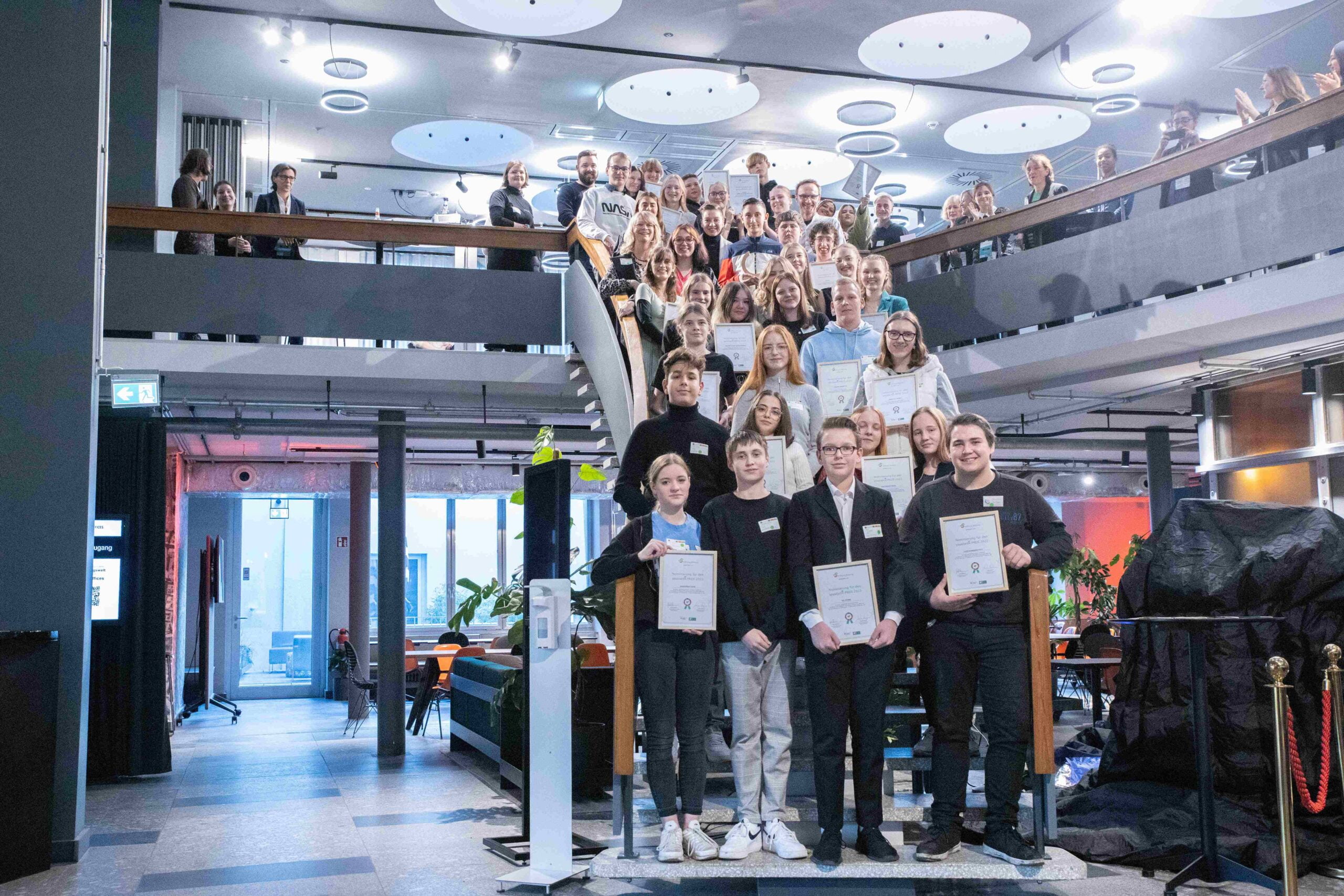 youstartN-Preisverleihung_Stiftung Bildung Gruppenbild der Preisträger*innen der youstartN Preisverleihung in Leipzig im Dezember 2022